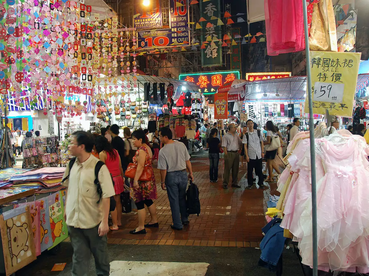 Temple-Street-Night-Market-A-Shopper-s-Paradise