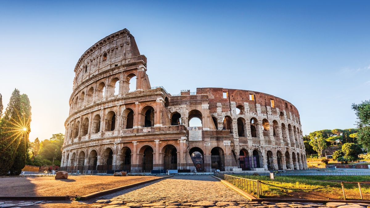 Travel Destinations in the World Captivating-Historical-Sites-Roma-Italy