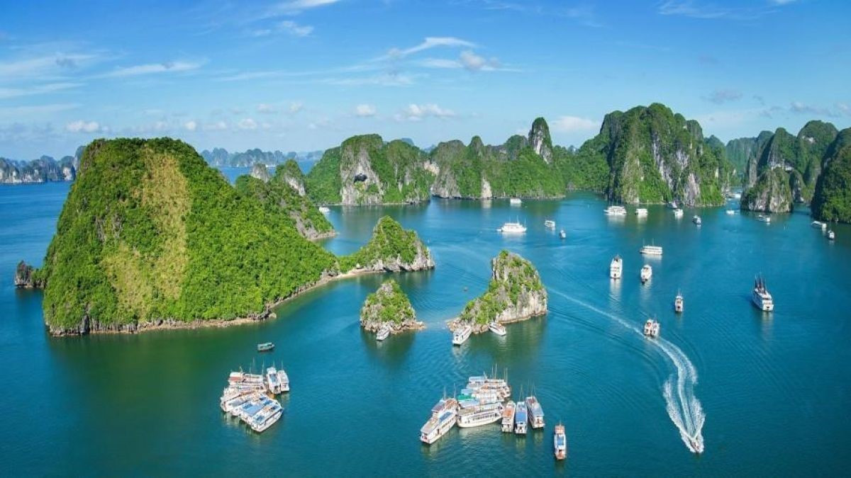 Ha-Long-Bay-Best-Tourist-Attractions-in-Vietnam